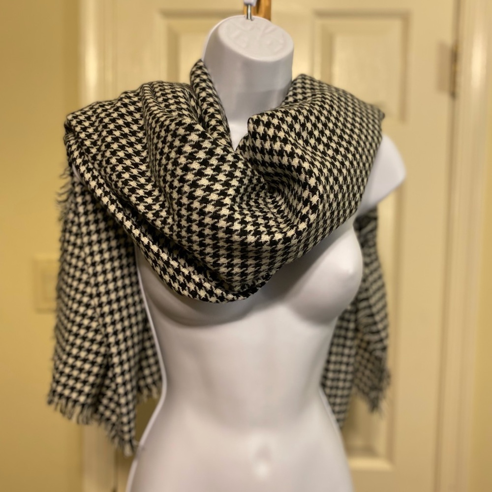 NWOT WB - Unisex Black and White Houndstooth Scarf/Wrap, Size: 57” x 54”